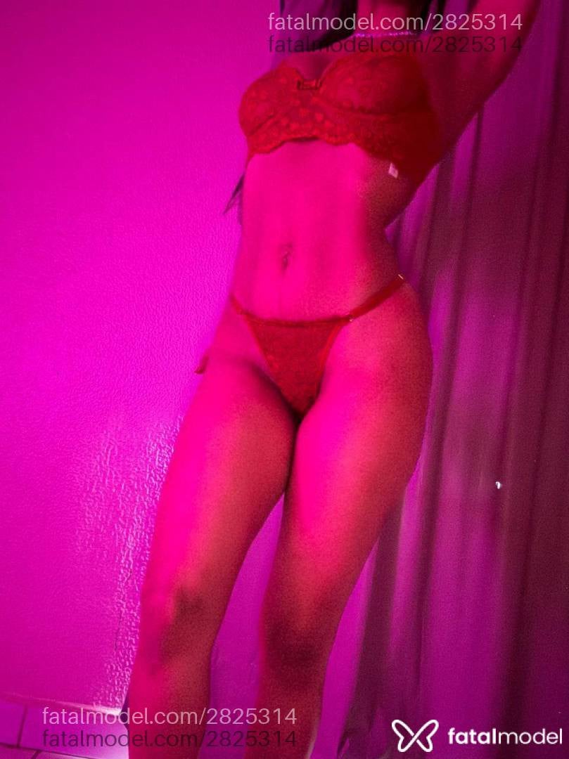 Acompanhante mulher morena (o) de olhos pretos - Lia Lopes