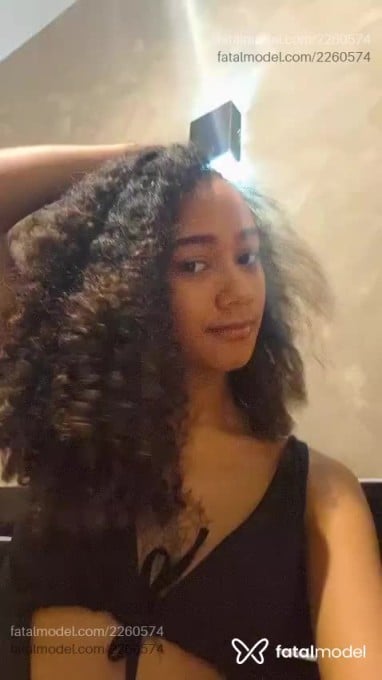 Acompanhante mulher morena (o) de olhos castanhos - Malê