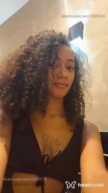 Acompanhante mulher morena (o) de olhos castanhos - Malê