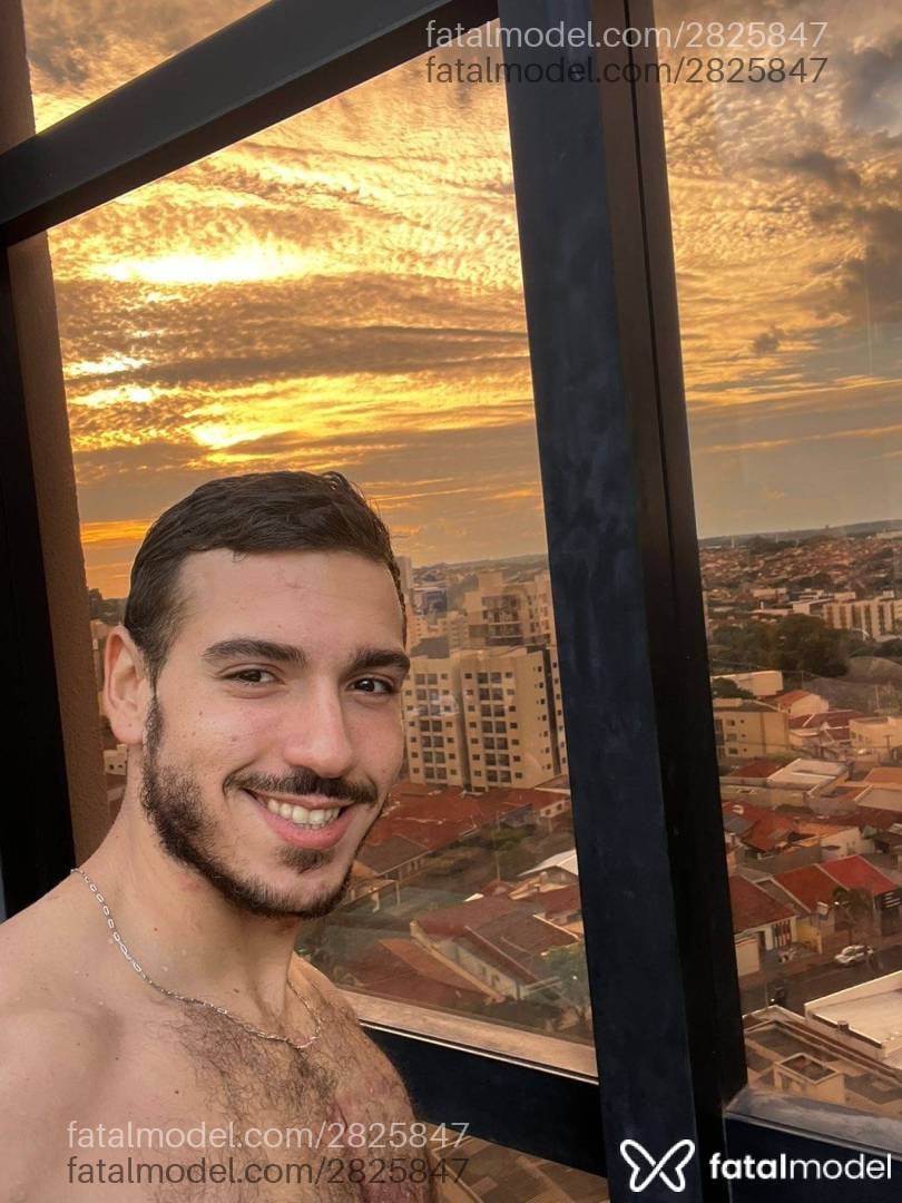 Acompanhante homem com cabelo castanho de olhos castanhos - Gustavo Acompanhante homem com cabelo castanho de olhos castanhos - Gustavo