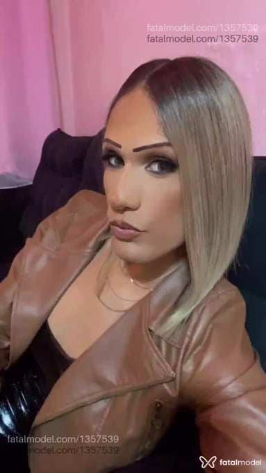 Acompanhante travesti com cabelo castanho de olhos verdes em Sapiranga Acompanhante travesti com cabelo castanho de olhos verdes em Sapiranga - Bruna Holl