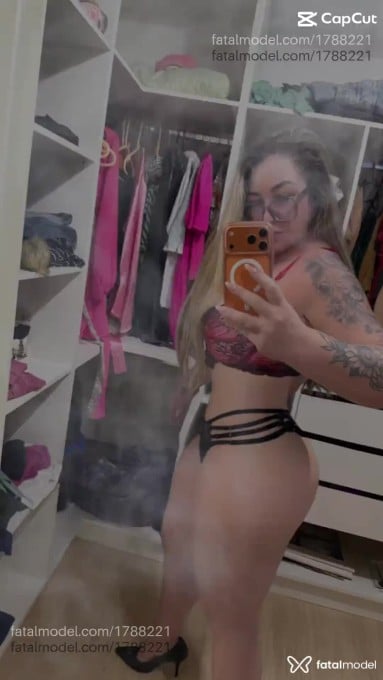 Acompanhante mulher com cabelo castanho de olhos castanhos em Virtual Acompanhante mulher com cabelo castanho de olhos castanhos em Virtual - Emilly
