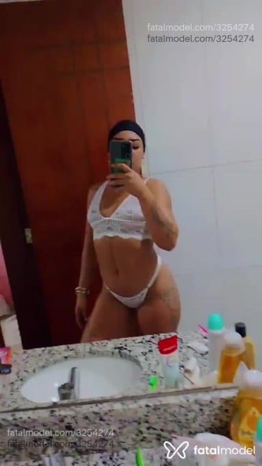 Acompanhante não-binário com cabelo castanho de olhos castanhos em Salvador - ísis