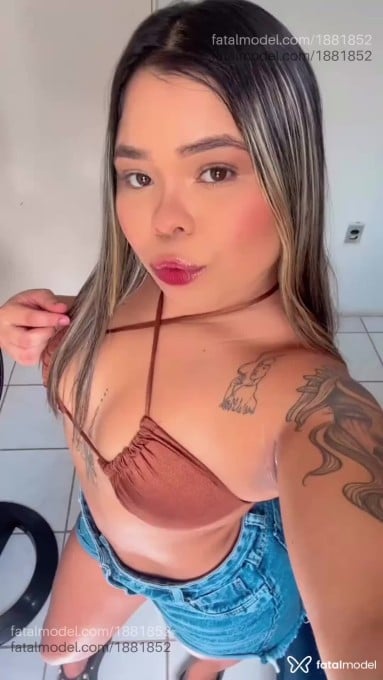 Acompanhante mulher loira (o) de olhos castanhos - Laís