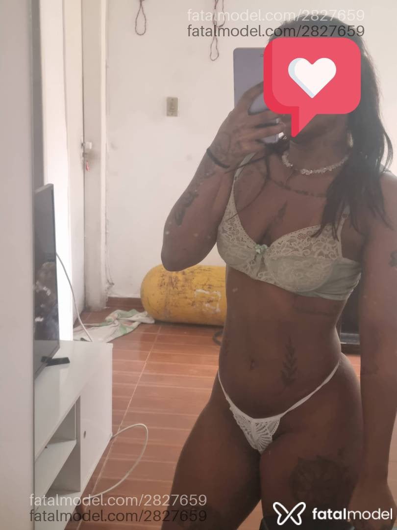 Acompanhante mulher com cabelo castanho de olhos mel - Julinhaquente