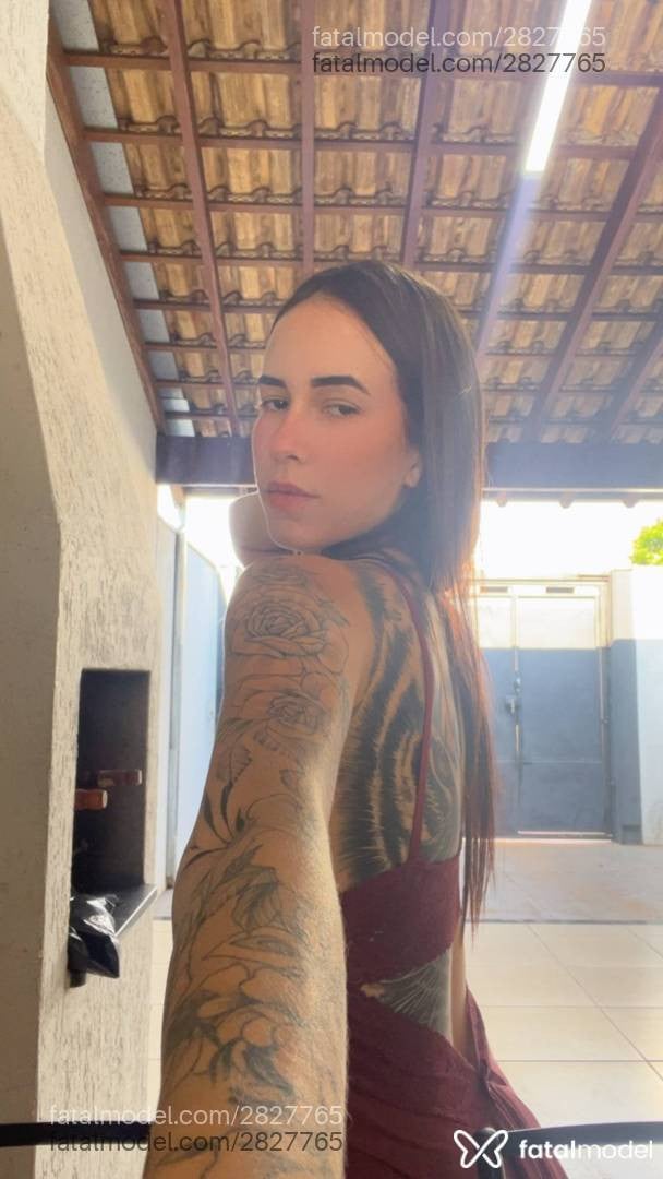Acompanhante mulher com cabelo castanho de olhos castanhos - Mirella