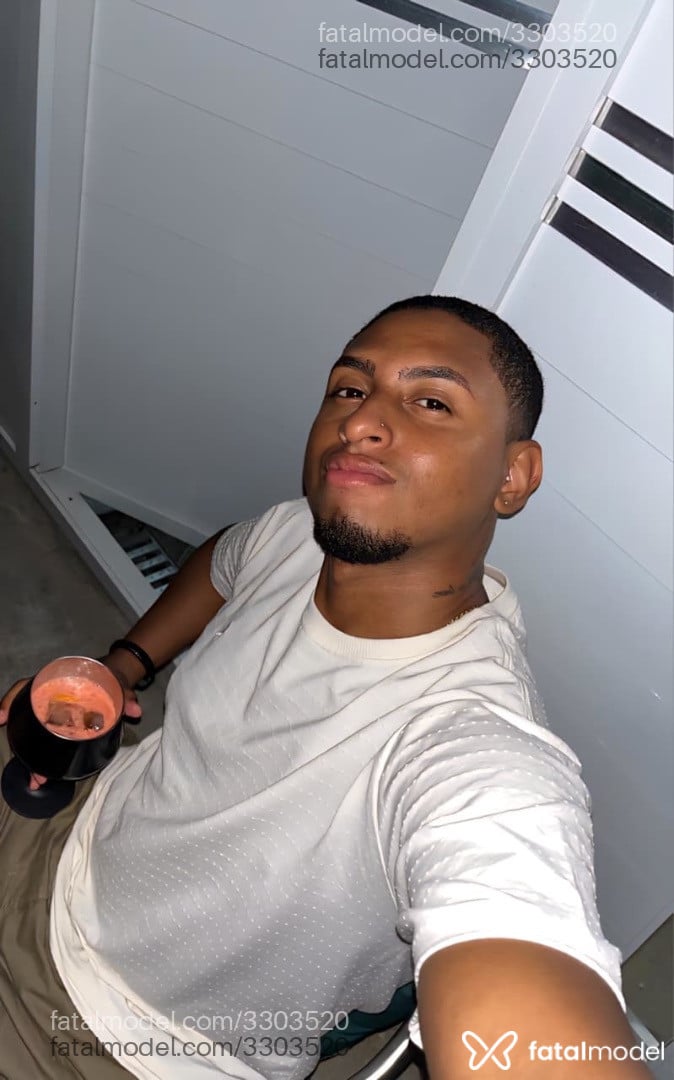 Acompanhante homem morena (o) de olhos pretos em Virtual Acompanhante homem morena (o) de olhos pretos em Virtual - Cardozo