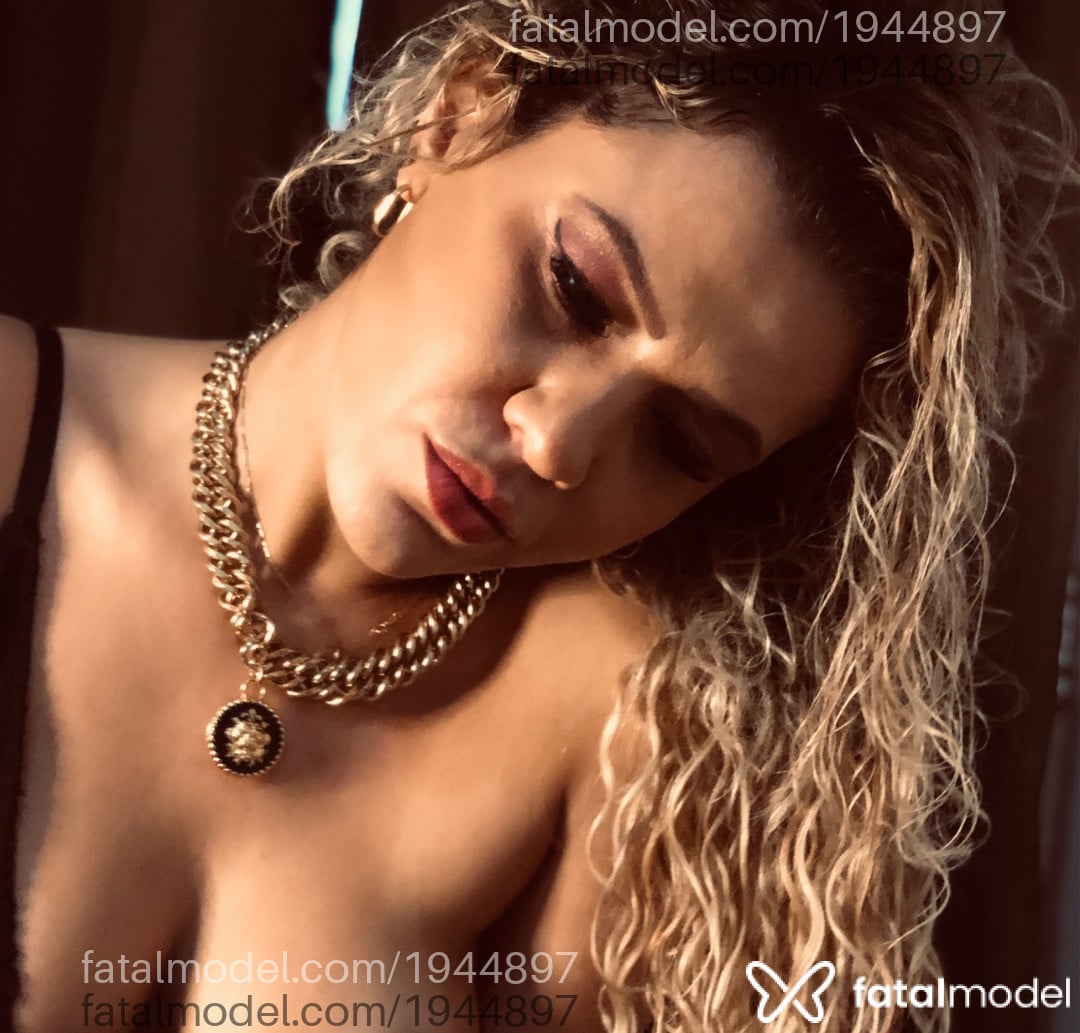 Acompanhante mulher loira (o) de olhos mel em Araxá - Izza Prado