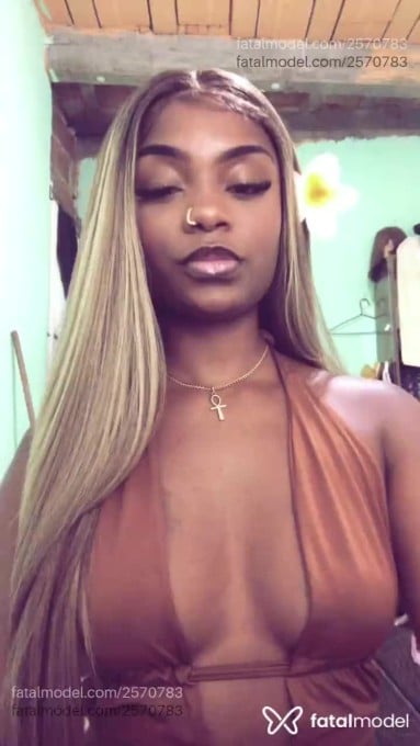 Acompanhante mulher com cabelo castanho de olhos castanhos em Duque de Caxias - Flor