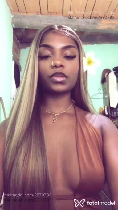 Acompanhante mulher com cabelo castanho de olhos castanhos em Duque de Caxias - Flor