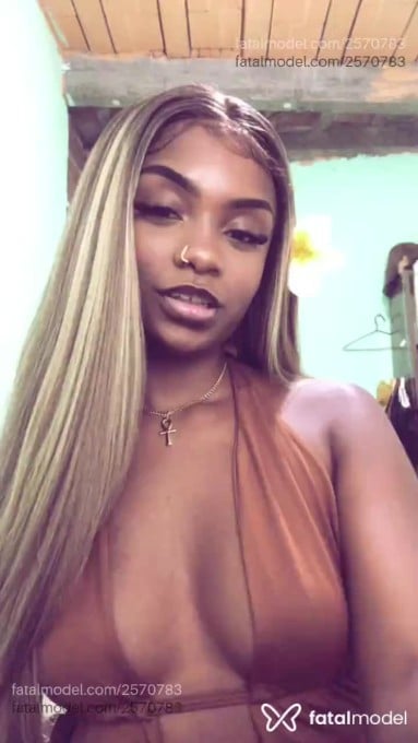 Acompanhante mulher com cabelo castanho de olhos castanhos em Duque de Caxias - Flor