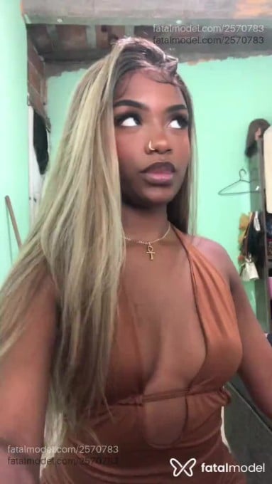 Acompanhante mulher com cabelo castanho de olhos castanhos em Duque de Caxias - Flor