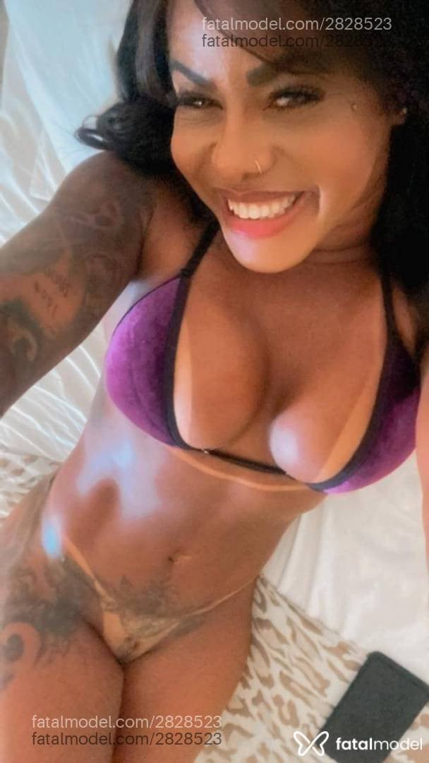 Acompanhante mulher com cabelo castanho de olhos pretos - Pricilatatuada