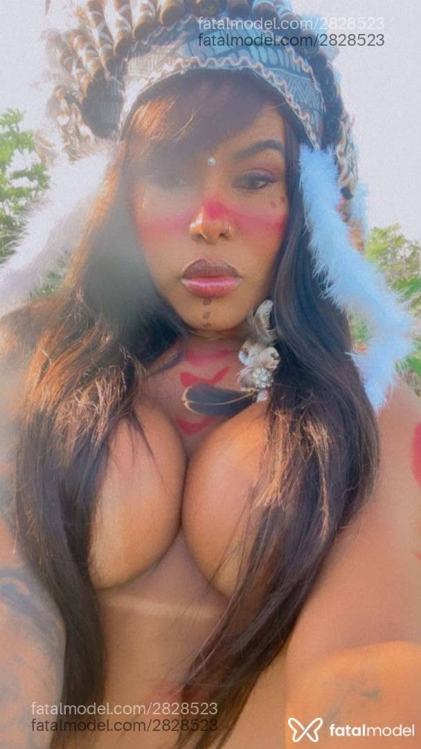 Acompanhante mulher com cabelo castanho de olhos pretos - Pricilatatuada