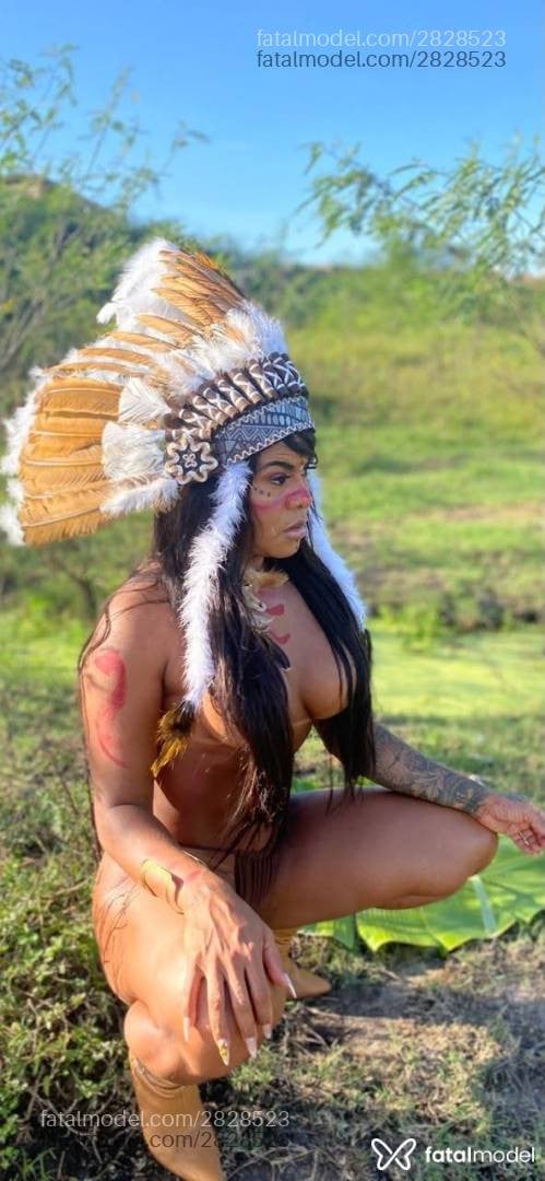 Acompanhante mulher com cabelo castanho de olhos pretos - Pricilatatuada
