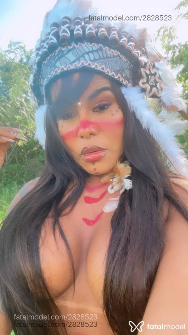 Acompanhante mulher com cabelo castanho de olhos pretos - Pricilatatuada