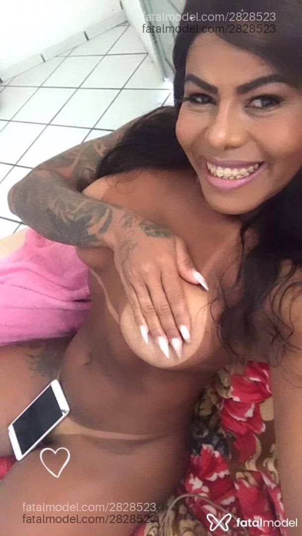 Acompanhante mulher com cabelo castanho de olhos pretos - Pricilatatuada