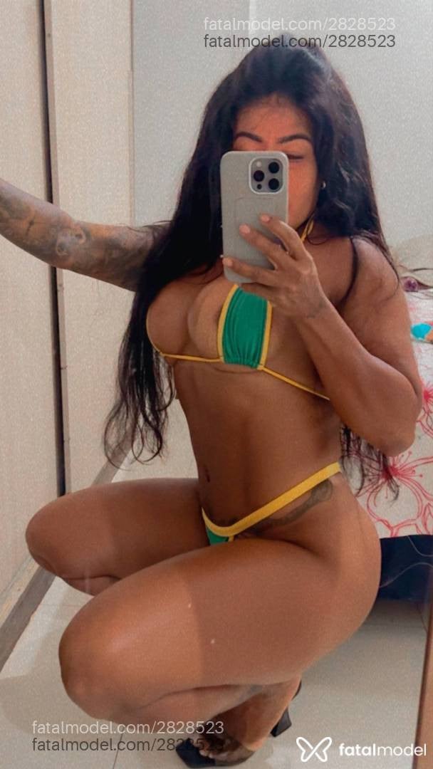 Acompanhante mulher com cabelo castanho de olhos pretos - Pricilatatuada