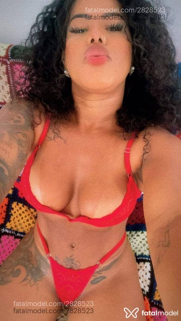 Acompanhante mulher com cabelo castanho de olhos pretos - Pricilatatuada