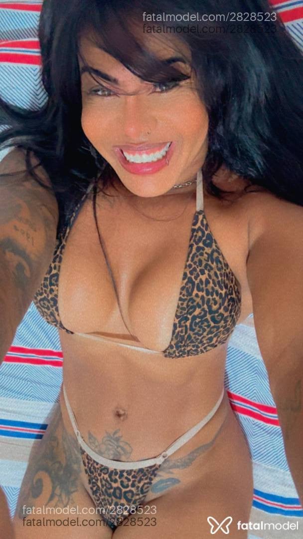 Acompanhante mulher com cabelo castanho de olhos pretos - Pricilatatuada