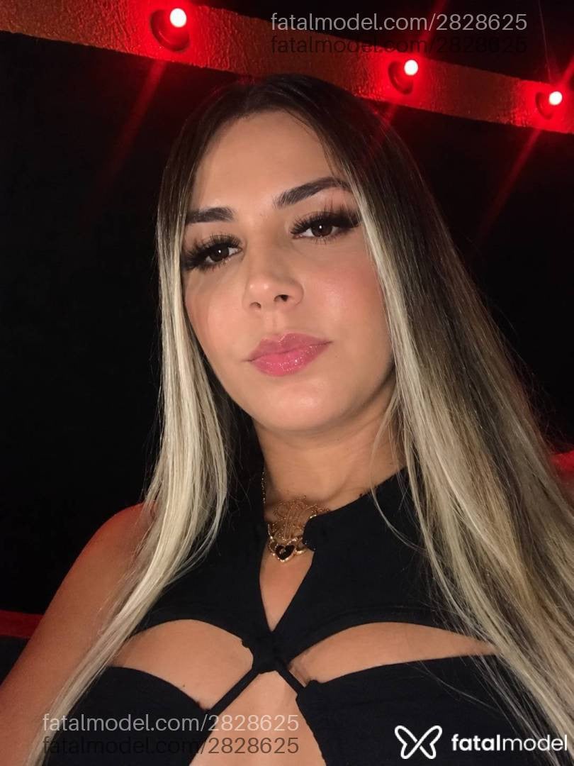 Acompanhante mulher com cabelo colorido de olhos castanhos - Sophia