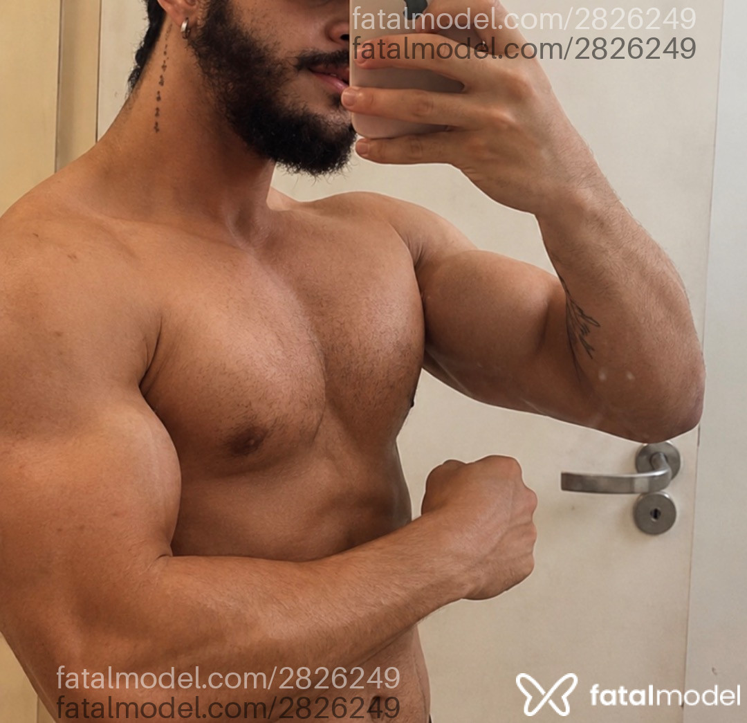 Acompanhante homem com cabelo castanho de olhos castanhos - Lorenzo Prado
