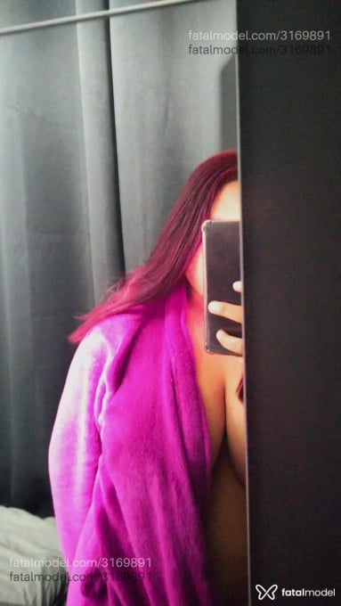 Acompanhante mulher com cabelo colorido de olhos castanhos em Cascavel - Bellaa