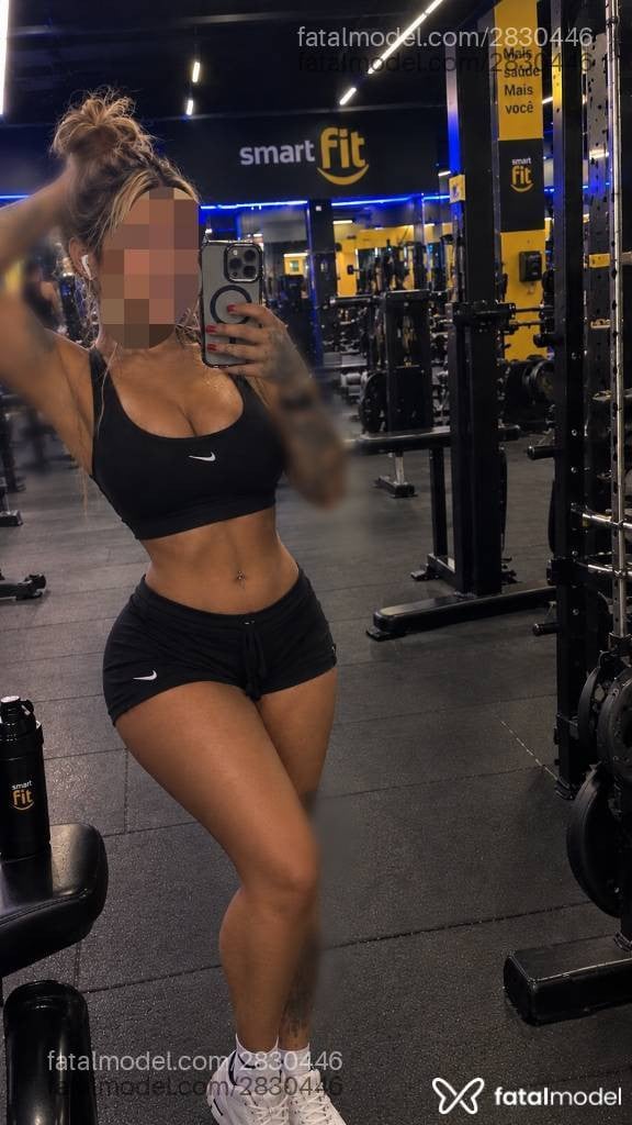 Acompanhante mulher morena (o) de olhos cinza - Zafira Ravena