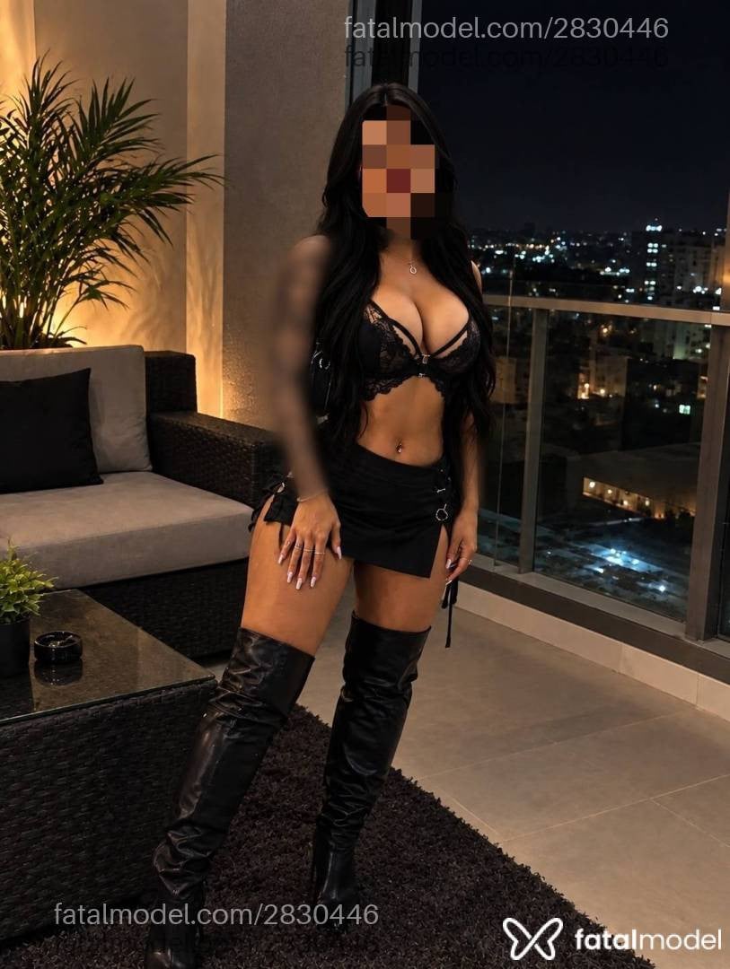 Acompanhante mulher morena (o) de olhos cinza - Zafira Ravena