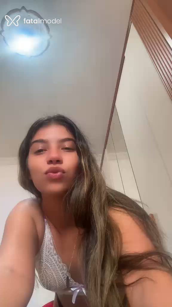 Acompanhante mulher loira (o) de olhos castanhos - Maya