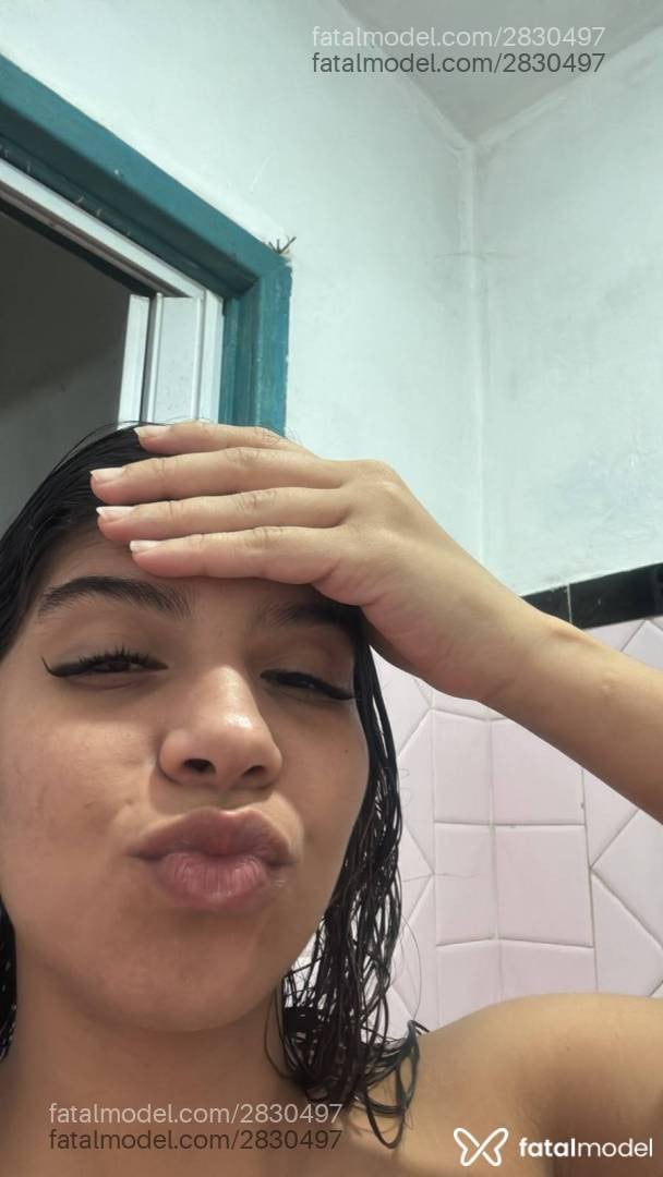 Acompanhante mulher loira (o) de olhos castanhos - Maya