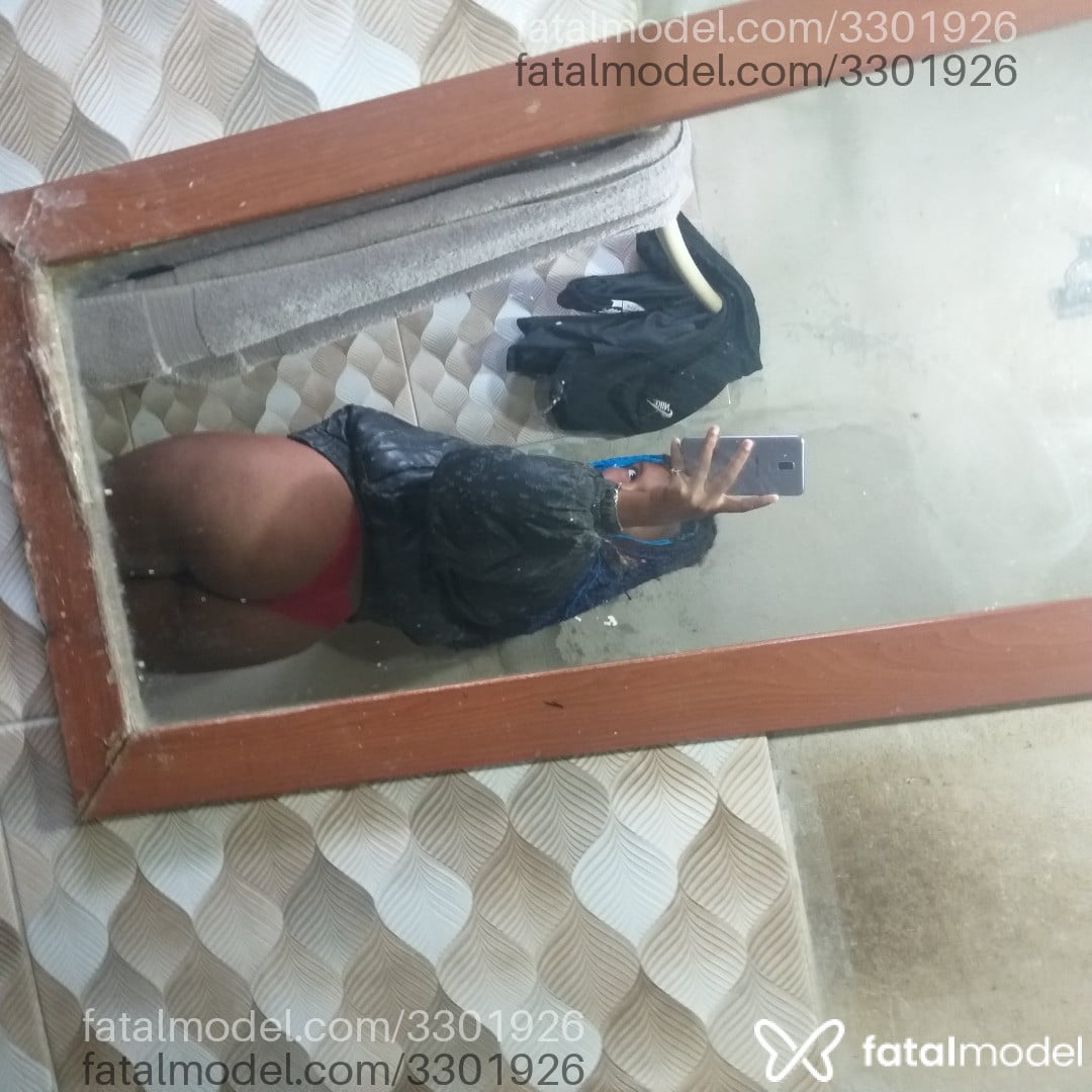 Acompanhante mulher com cabelo colorido de olhos mel em Rio das Ostras - Mayra Lary