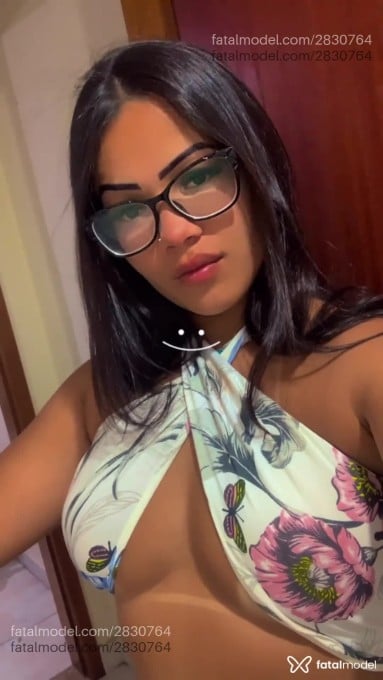 Acompanhante mulher morena (o) de olhos castanhos em Virtual Acompanhante mulher morena (o) de olhos castanhos em Virtual - Monique
