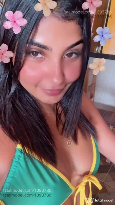 Acompanhante mulher com cabelo grisalho de olhos castanhos em Uruará - Wall