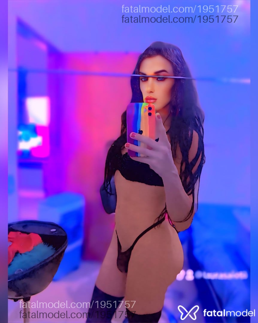 Acompanhante mulher trans morena (o) de olhos verdes em Trindade - Laura