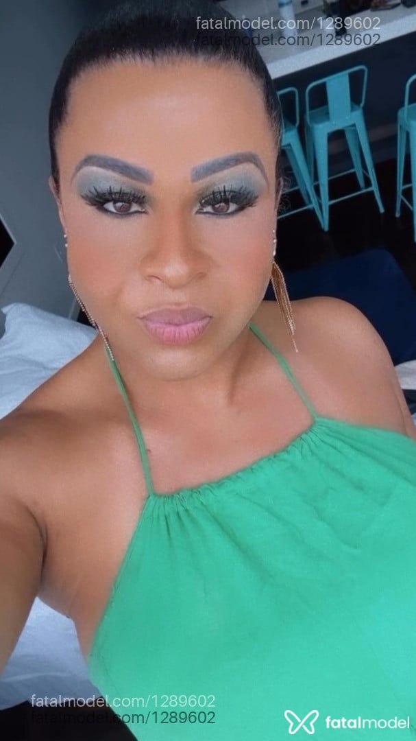 Acompanhante travesti com cabelo colorido de olhos mel em Balneário Camboriú - Amanda