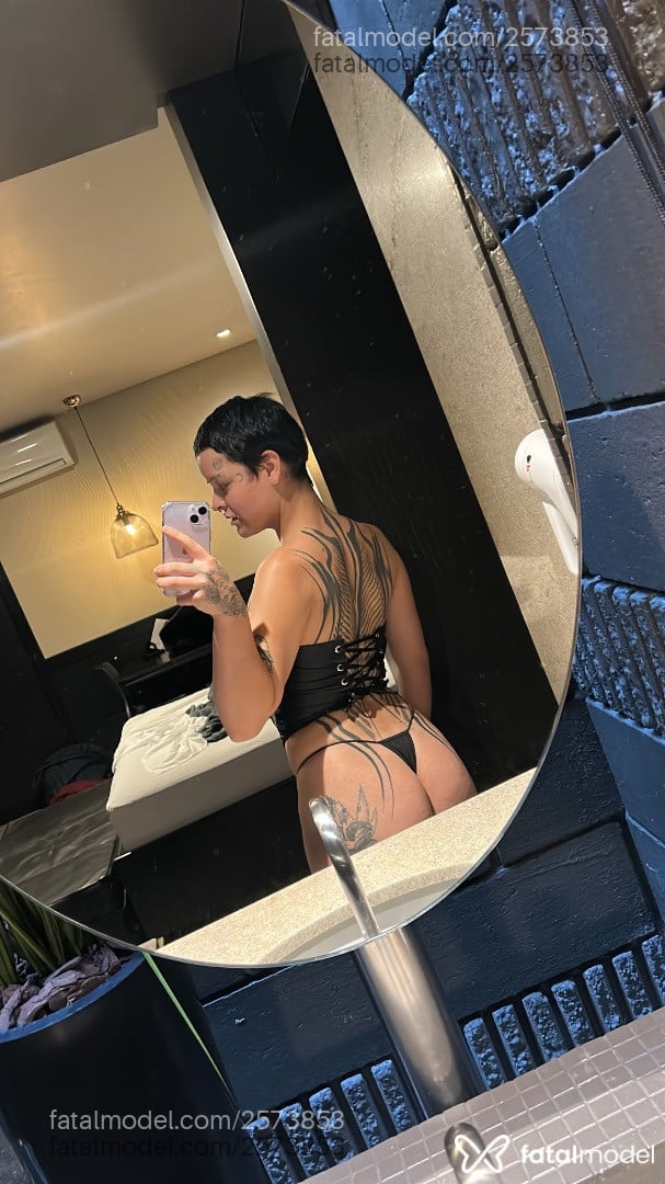 Acompanhante mulher com cabelo colorido de olhos mel em Porto Alegre - Medusa