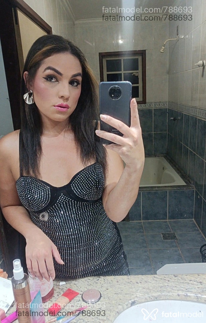 Acompanhante mulher trans com cabelo castanho de olhos pretos em Florianópolis - Fernanda Ribeiro