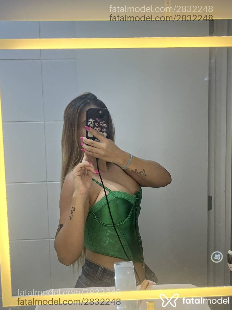 Acompanhante mulher loira (o) de olhos castanhos - Laura