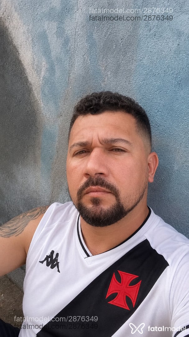 Acompanhante homem com cabelo castanho de olhos castanhos - Ferreira Acompanhante homem com cabelo castanho de olhos castanhos - Ferreira