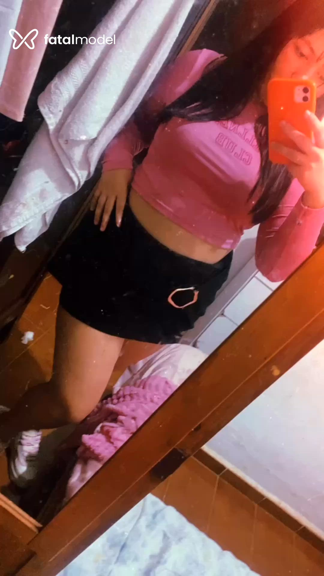 Acompanhante mulher morena (o) de olhos castanhos - Tiffy