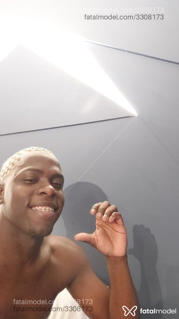 Acompanhante homem com cabelo castanho de olhos castanhos em Virtual Acompanhante homem com cabelo castanho de olhos castanhos em Virtual - Pretinho