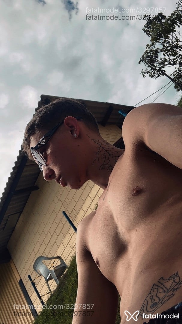 Acompanhante homem loira (o) de olhos castanhos em Virtual - Padovezi