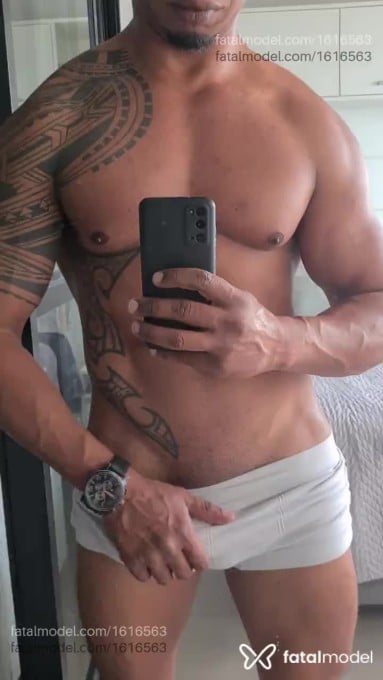 Acompanhante homem com cabelo castanho de olhos pretos em São Paulo - Kalahari