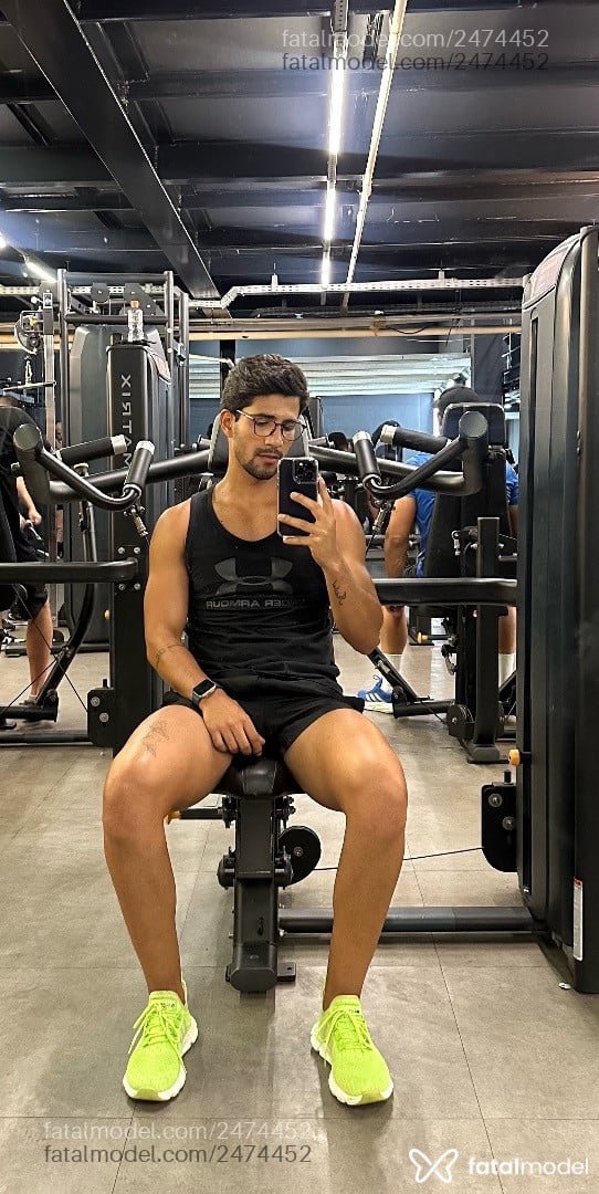 Acompanhante homem morena (o) de olhos pretos - Vitor