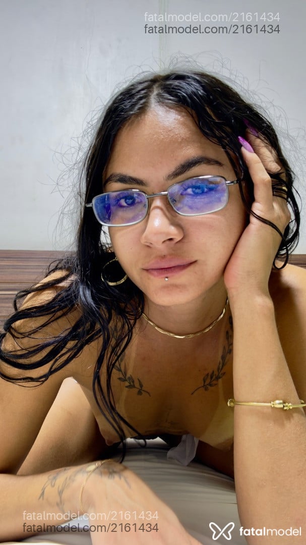 Acompanhante mulher com cabelo castanho de olhos castanhos - Bia Khalil Acompanhante mulher com cabelo castanho de olhos castanhos - Bia Khalil