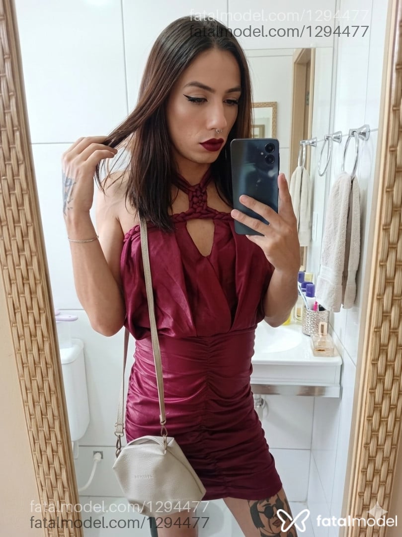 Acompanhante mulher trans com cabelo colorido de olhos mel em Imbituba Acompanhante mulher trans com cabelo colorido de olhos mel em Imbituba - Lavnia Ferraz