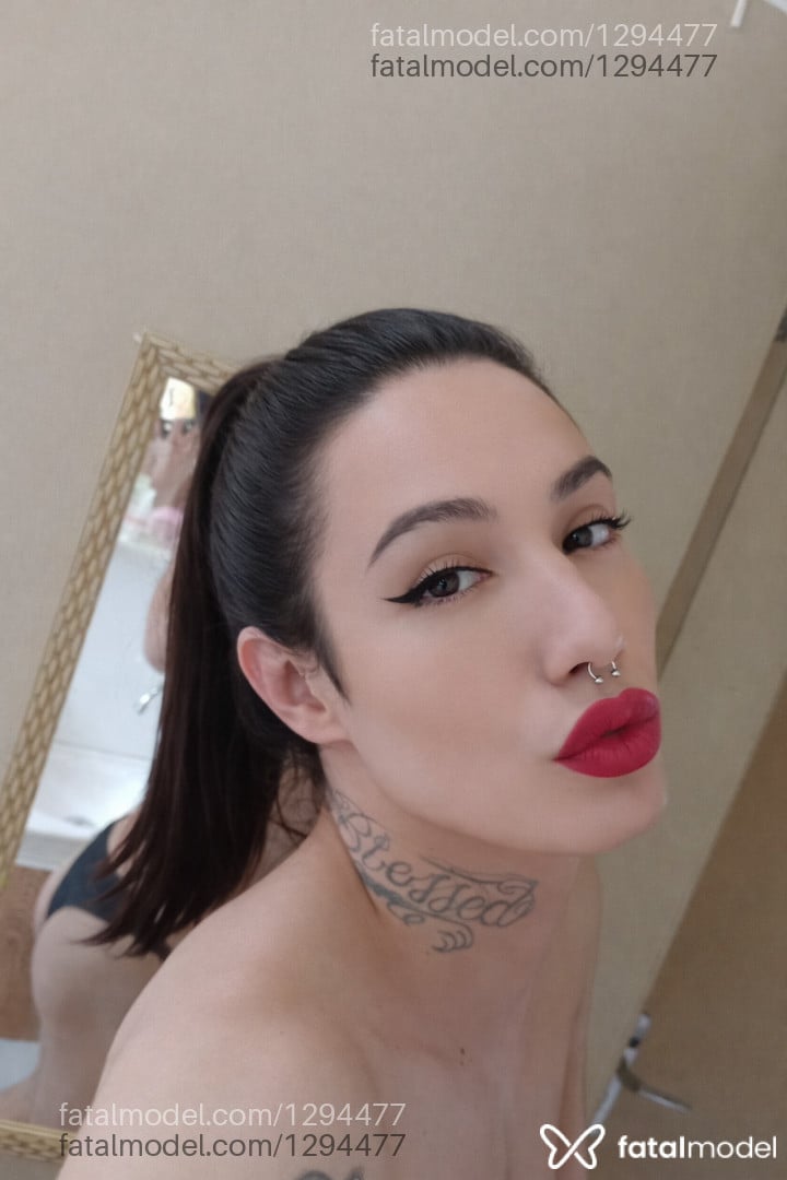 Acompanhante mulher trans com cabelo colorido de olhos mel em Imbituba Acompanhante mulher trans com cabelo colorido de olhos mel em Imbituba - Lavnia Ferraz