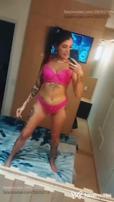 Acompanhante mulher com cabelo castanho de olhos verdes em Ubatuba - Alana Mendes