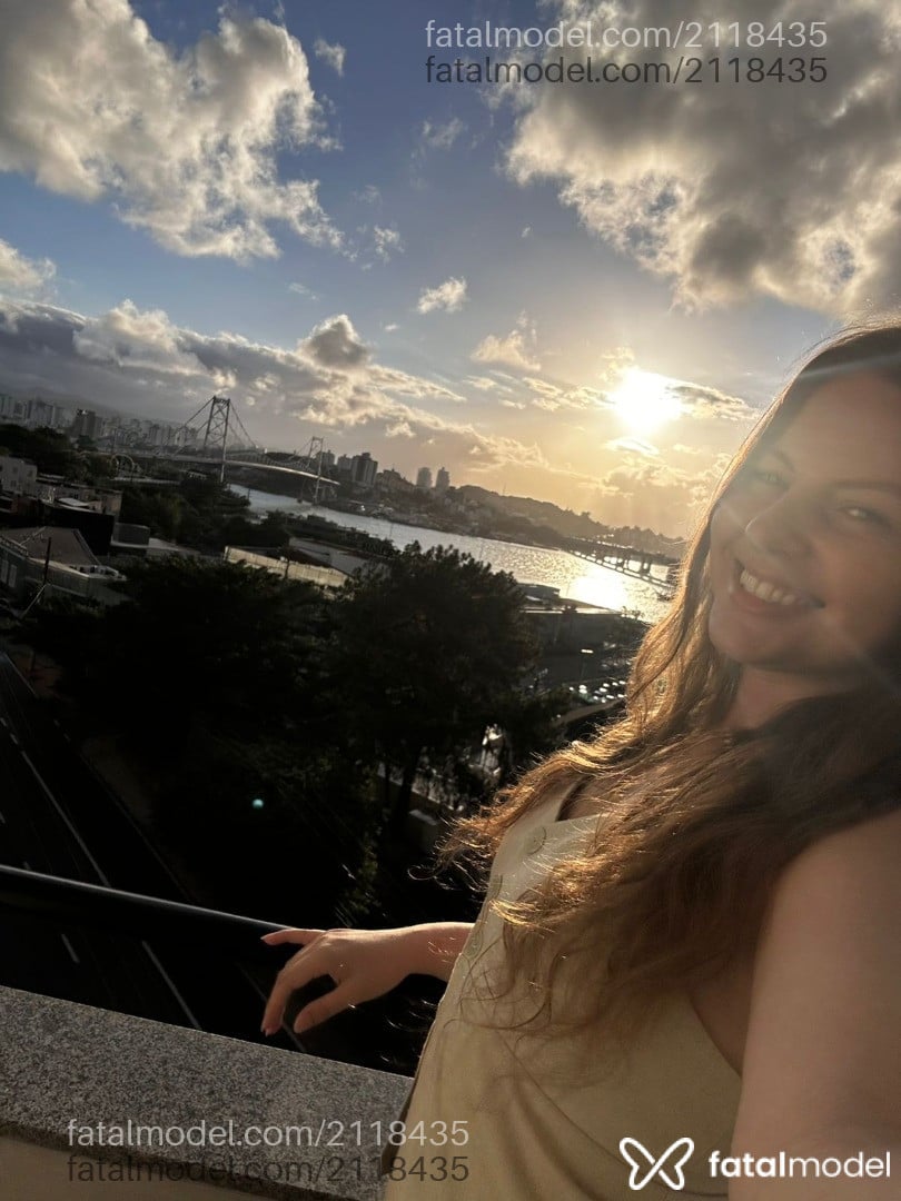 Acompanhante mulher com cabelo castanho de olhos verdes em Florianópolis - Fabiana